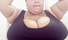 Mary Jhuanas美丽的胖女人在浴室里冒险 - 闪光和肛塞动作