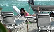 女孩在海滩上放松时按摩她的脚