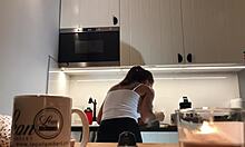 赤脚宝贝Sylvias厨房摄像头秀,完美无瑕的乳头