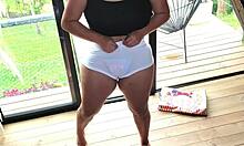 巴西继母穿着短裤和丁字裤展示她的曲线