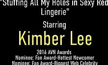 Kimber Lee的热辣内衣和大腿高跟靴为一个诱人的展示做出了贡献,她用假阳具自慰