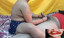 甜美的印度宝贝给一个感性的足部按摩