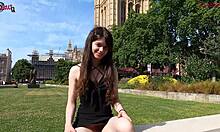 英国年轻女友在公共场合暴露她的阴部
