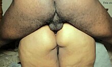 深色皮肤的美女在她紧致的屁股里接受巨大的阴茎