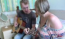 成熟的美女在自制视频中学习吉他,特色是她的女友和妈妈