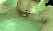 男人在浴缸里享受同性恋按摩