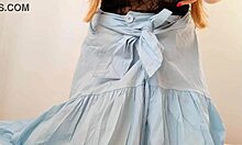 一个娇小可爱的蓝裙女孩在摄像机前展示她的大自然乳房,导致了令人难以置信的高潮。