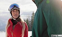 成熟的滑雪教练Brandi教年轻情人情色技巧