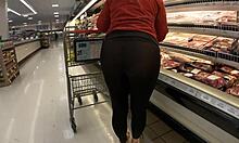 丰满的女友在杂货店购物时穿着透明的紧身裤。