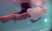 俄罗斯美女娜塔莉亚在水下和泳池边的性感脱衣表演