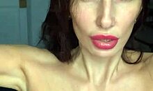 俄罗斯色情明星 Liza Virgin 在近距离视频中和吐她的和巨乳