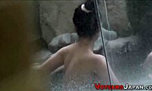 兴奋的亚洲女人轮流在浴里